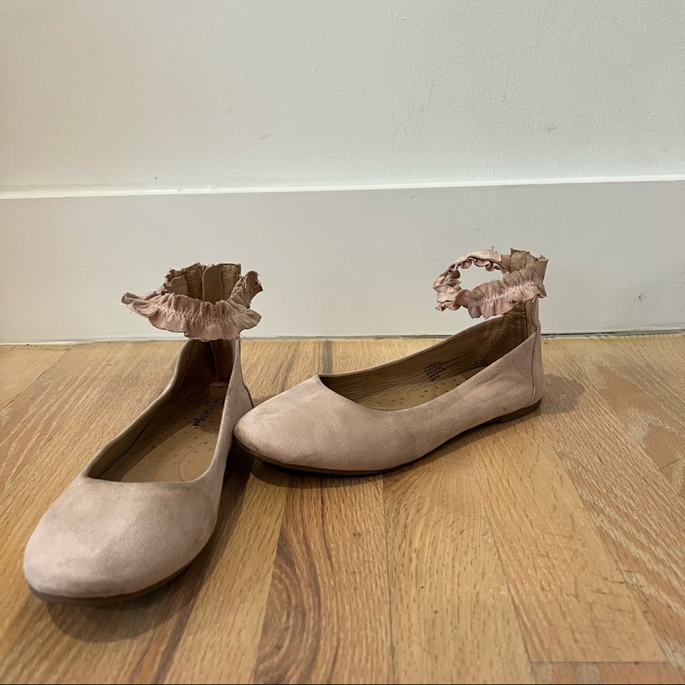 Cat & Jack ballet flats with ankle strap and zipper. Big girl size 5